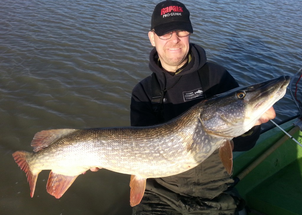 Årets första spinngädda, 9 kg vägde hon via en Storm jigg. Fiskeguidning med fiskeguide Mikael Puhakka www.fishguide.se