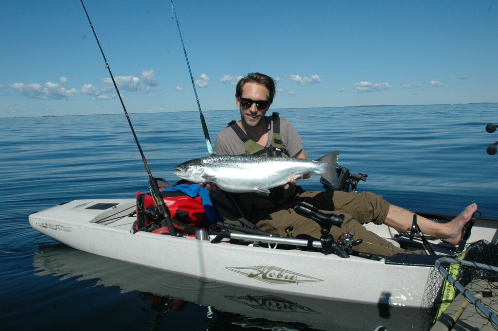 Staffan Jorup drog en fin Östersjö lax från kajaken, och återutsatte den även!! :-) www.fishguide.se