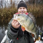Stefan ''Källan'' Källström med nytt pb på abborre 1850 gram. Jurrasic Pearch 2015-11-01. Foto: Jonas Classon