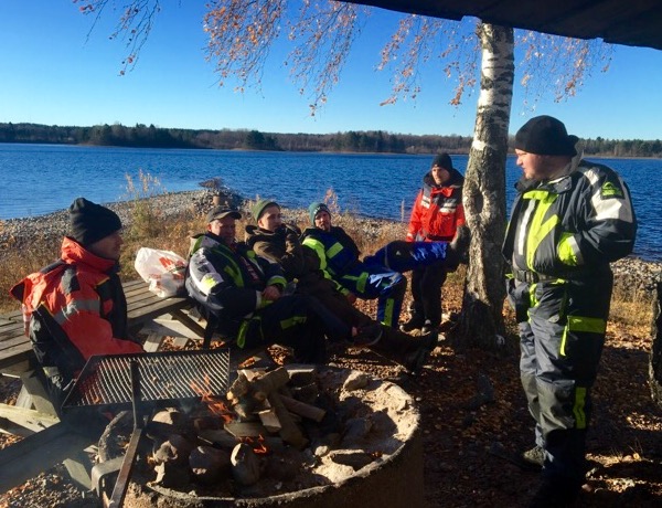 Halvtidsvila med grillning.